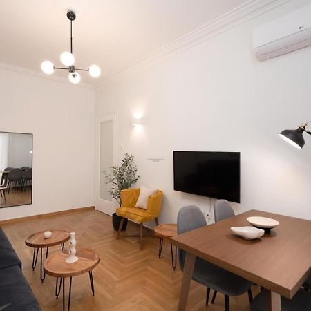 Vibrant Urban Getaway: Charming 2-Bedroom Near Bars, Parks, And Metro Athén Kültér fotó